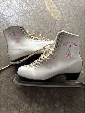 Vintage Katarina Ultra Ice White Figure Skates - Used Pair